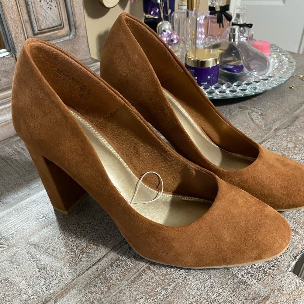 Size 9 tan heels NEVER WORN
